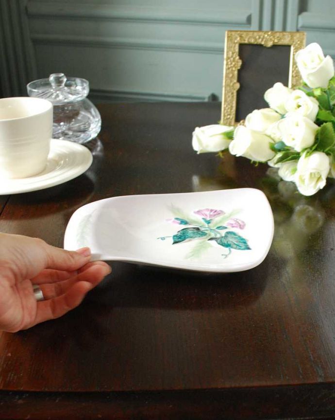 アンティーク 陶磁器の雑貨　アンティーク雑貨　朝顔の模様が描かれたカールトンウェア社のアンティークプレート。飾って使って楽しむアンティーク実用的に使うのはもちろん、飾って眺めて楽しめるアンティークです。(m-3040-z)