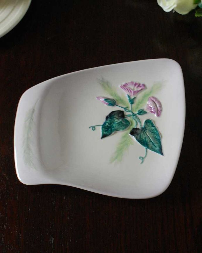 アンティーク 陶磁器の雑貨　アンティーク雑貨　朝顔の模様が描かれたカールトンウェア社のアンティークプレート。上から見るとこんな感じです状態のいいものだけを選んでいますが、アンティークなのでキズや欠けがある場合があります。(m-3040-z)