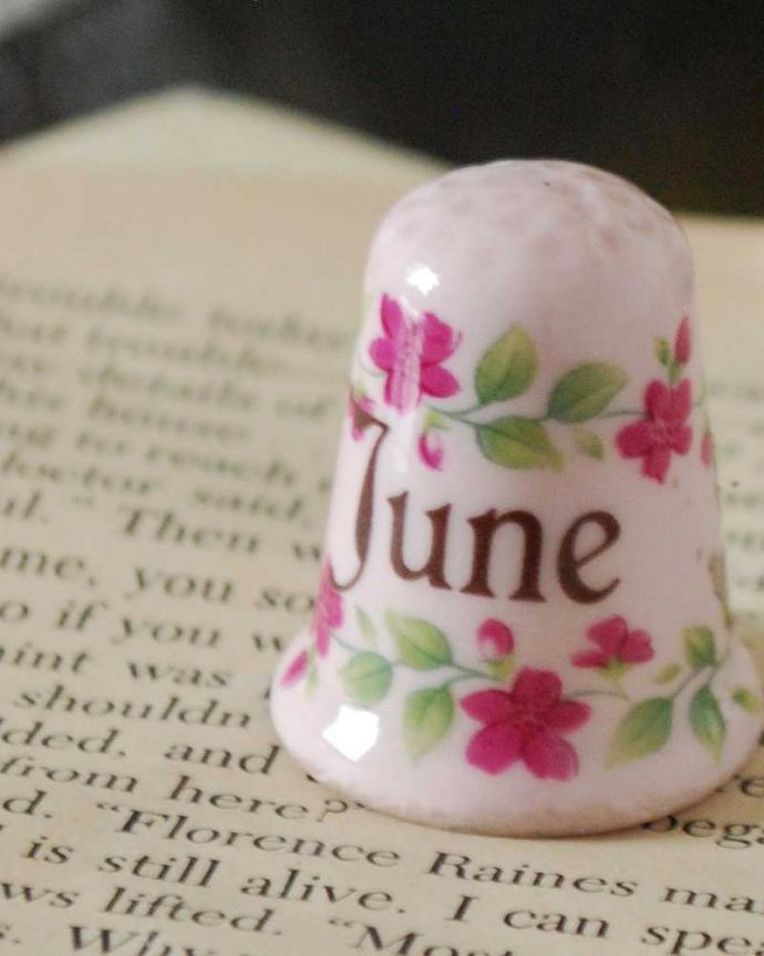 アンティーク 陶磁器の雑貨 アンティーク雑貨 ピンクのお花が可愛いアンティークマンスリーシンブル(June)。幸運を呼ぶ女性のためのコレクションアイテムシンブルとは、上流階級の女性がたしなみとして行ったお裁縫の時に使った指ぬきのこと。(m-3045-z)