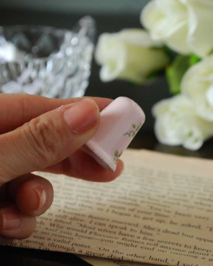 アンティーク 陶磁器の雑貨 アンティーク雑貨 ピンクのお花が可愛いアンティークマンスリーシンブル(June)。コレクションしたくなる可愛らしさ指の帽子(finger hat)とも呼ばれるコロンとした形。(m-3045-z)