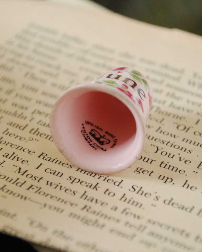 アンティーク 陶磁器の雑貨 アンティーク雑貨 ピンクのお花が可愛いアンティークマンスリーシンブル(June)。キレイなものだけを買い付けていますアンティークは新品ではなので多少のキズ・汚れがある場合がありますが、キレイなもを買い付けてきました。(m-3045-z)