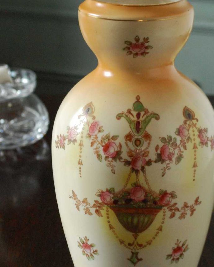 アンティーク 陶磁器の雑貨　アンティーク雑貨　花模様がロマンチックなアンティーク、クラウンデボンのフラワーベース（花器）。普段の生活に華を添えてくれるアンティーククラウンデュヴォン社のアンティークの陶磁器は、ハンドペイントで描かれたお花がロマンチックな雰囲気です。(m-3047-z)