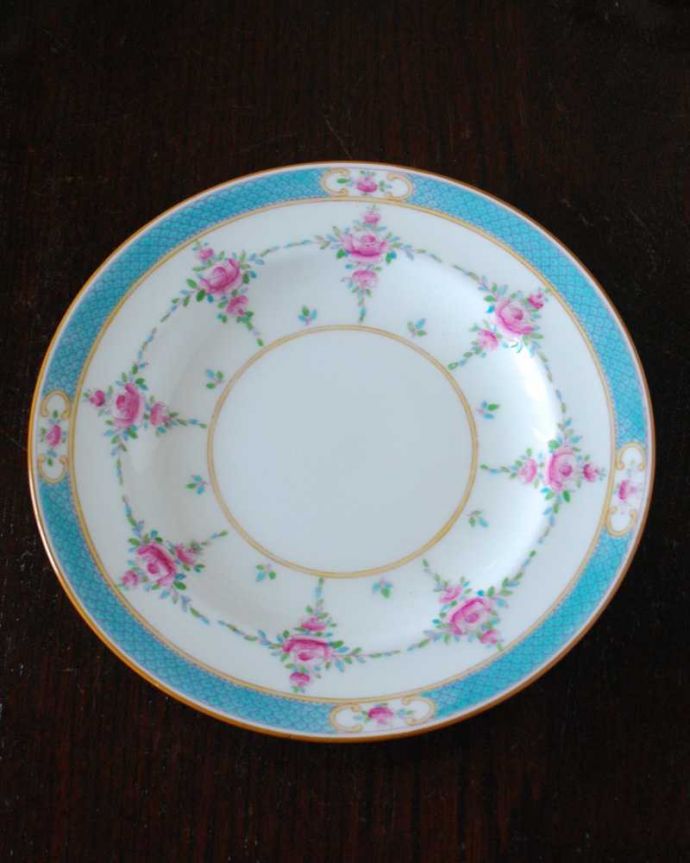 アンティーク 陶磁器の雑貨　アンティーク雑貨　ブルー×ピンクのローズガーランドのアンティークプレート（ミントン）。上から見るとこんな感じです状態のいいものだけを選んでいますが、アンティークなのでキズや欠けがある場合があります。(m-3053-z)