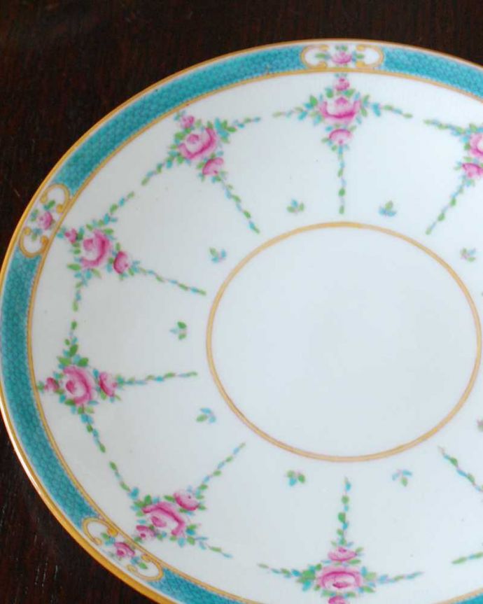 アンティーク 陶磁器の雑貨 アンティーク雑貨 ローズガーランドのミントンアンティークプレート。実用的にも飾っても使える華やなアンティークのプレートお料理を盛り付けるためだけのものではなく、お客様をもてなすために観賞用の目的もあったので、アンティークのプレートは、まるで絵画のように美しい模様なんです。(m-3054-z)