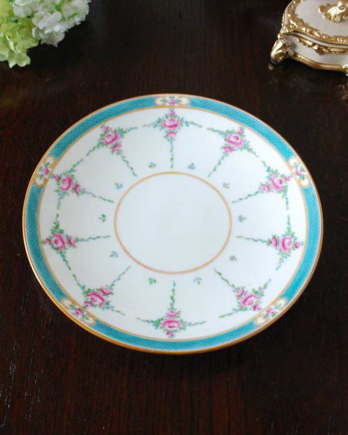 アンティーク 陶磁器の雑貨 アンティーク雑貨 ローズガーランドのミントンアンティークプレート。上から見るとこんな感じです状態のいいものだけを選んでいますが、アンティークなのでキズや欠けがある場合があります。(m-3054-z)