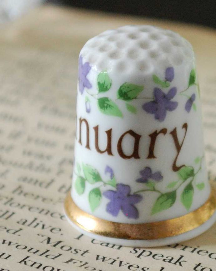 アンティーク 陶磁器の雑貨　アンティーク雑貨　紫色のお花が美しいアンティークマンスリーシンブル（January）。幸運を呼ぶ女性のためのコレクションアイテムシンブルとは、上流階級の女性がたしなみとして行ったお裁縫の時に使った指ぬきのこと。(m-3055-z)