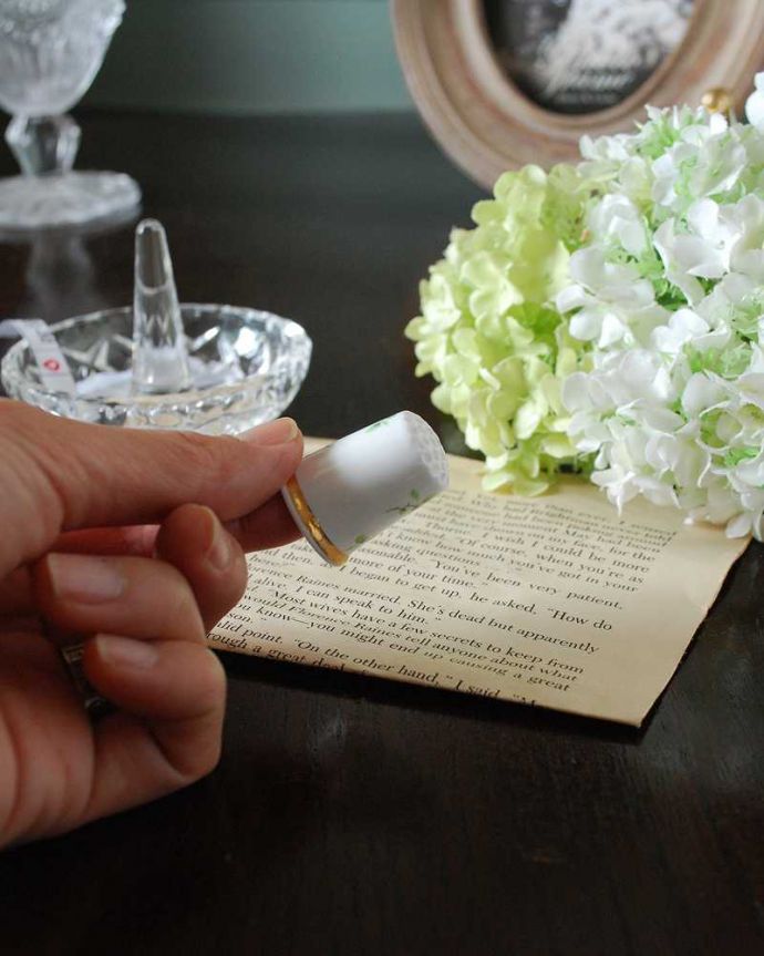 アンティーク 陶磁器の雑貨　アンティーク雑貨　紫色のお花が美しいアンティークマンスリーシンブル（January）。コレクションしたくなる可愛らしさ指の帽子（finger hat)とも呼ばれるコロンとした形。(m-3055-z)