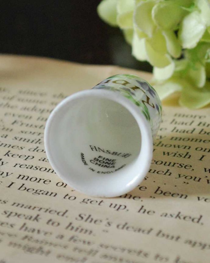 アンティーク 陶磁器の雑貨　アンティーク雑貨　紫色のお花が美しいアンティークマンスリーシンブル（January）。キレイなものだけを買い付けていますアンティークは新品ではなので多少のキズ・汚れがある場合がありますが、キレイなもを買い付けてきました。(m-3055-z)