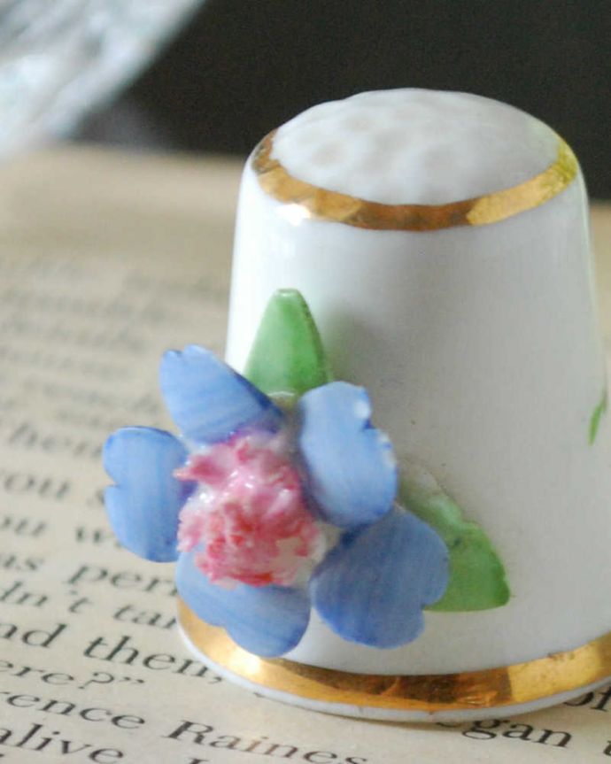 アンティーク 陶磁器の雑貨 アンティーク雑貨 立体的なお花が付いたイギリスのアンティークシンブル。幸運を呼ぶ女性のためのコレクションアイテムシンブルとは、上流階級の女性がたしなみとして行ったお裁縫の時に使った指ぬきのこと。(m-3058-z)