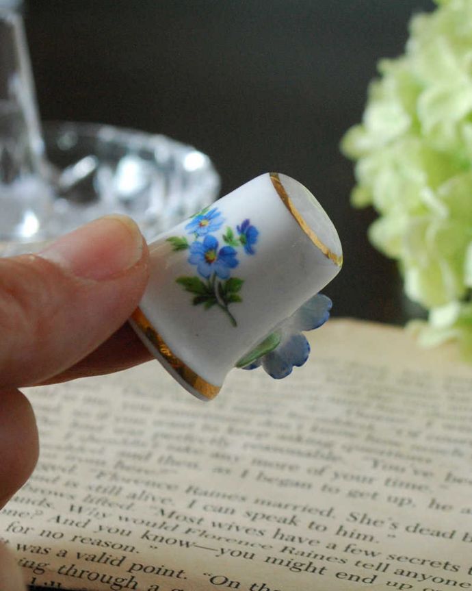 アンティーク 陶磁器の雑貨 アンティーク雑貨 立体的なお花が付いたイギリスのアンティークシンブル。コレクションしたくなる可愛らしさ指の帽子(finger hat)とも呼ばれるコロンとした形。(m-3058-z)