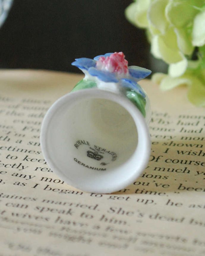 アンティーク 陶磁器の雑貨 アンティーク雑貨 立体的なお花が付いたイギリスのアンティークシンブル。キレイなものだけを買い付けていますアンティークは新品ではなので多少のキズ・汚れがある場合がありますが、キレイなもを買い付けてきました。(m-3058-z)