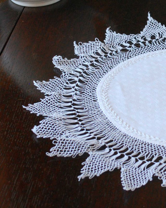アンティーク 布製の雑貨　アンティーク雑貨　フランスで出会ったハンドメイドのアンティークドイリーレース。一枚一枚手作業で丁寧に編み込まれていますハンドメイドの繊細さとあたたかさがあります。(m-3066-z)