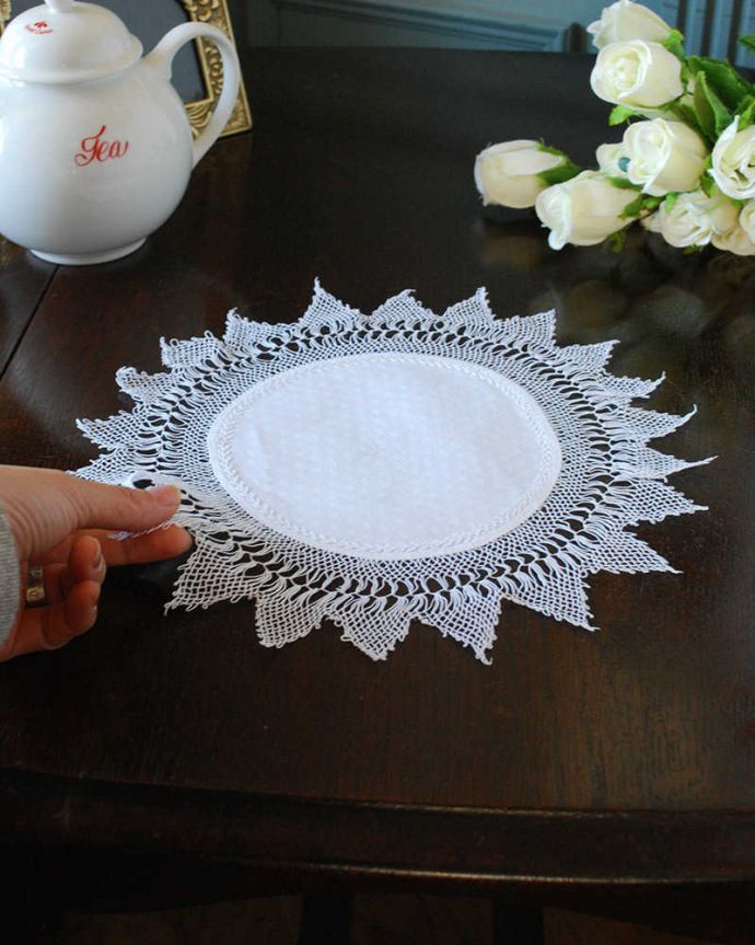 アンティーク 布製の雑貨　アンティーク雑貨　フランスで出会ったハンドメイドのアンティークドイリーレース。コンディションの良いものだけを選びましたアンティークなので、多少の汚れやシミがある場合がありますが、キレイなものだけを選んできました。(m-3066-z)