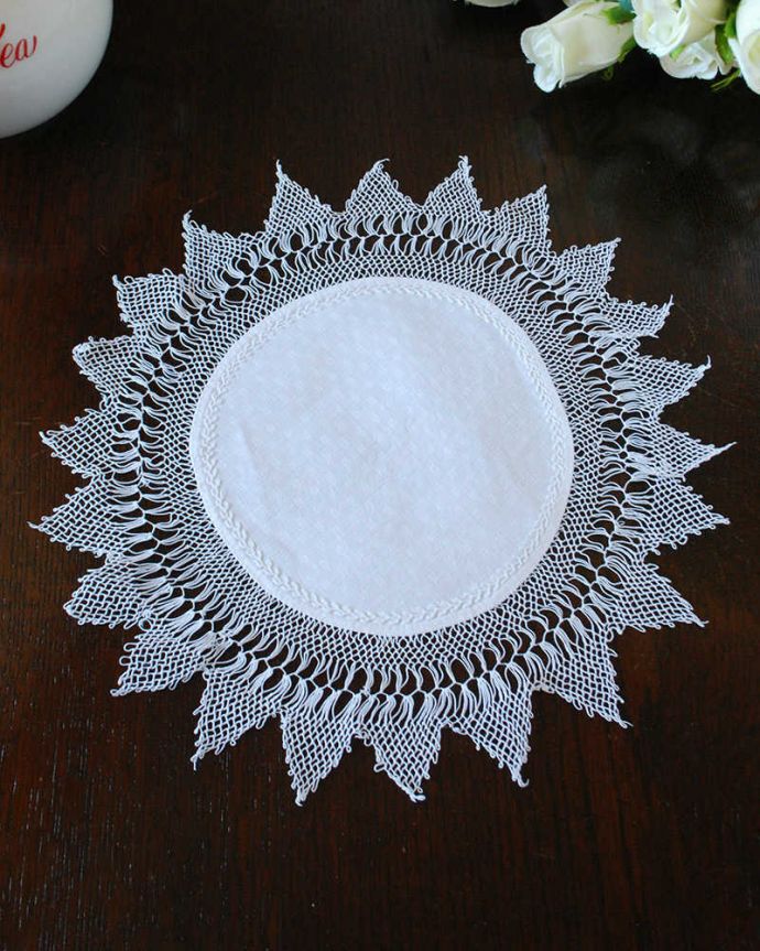 アンティーク 布製の雑貨　アンティーク雑貨　フランスで出会ったハンドメイドのアンティークドイリーレース。上から見ると･･･こんな形のドイリーです。(m-3066-z)