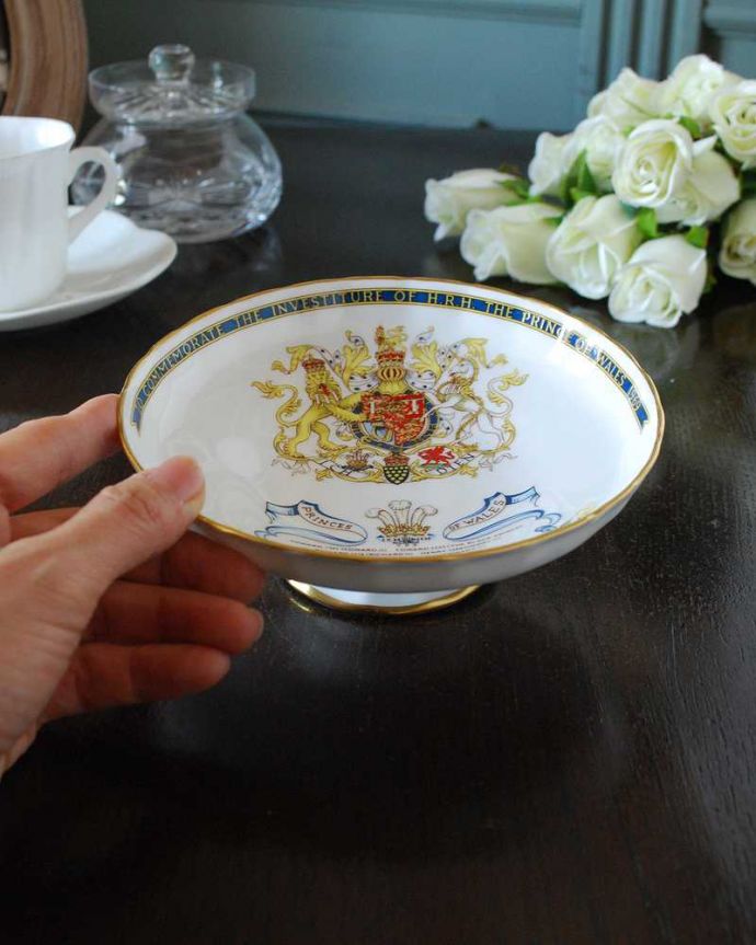 アンティーク 陶磁器の雑貨　アンティーク雑貨　イギリスの国章が美しい、エインズレイ社のアンティークミニコンポート。飾って使って楽しむアンティーク小ぶりのサイズは、何を乗せても便利に使えます。(m-3068-z)