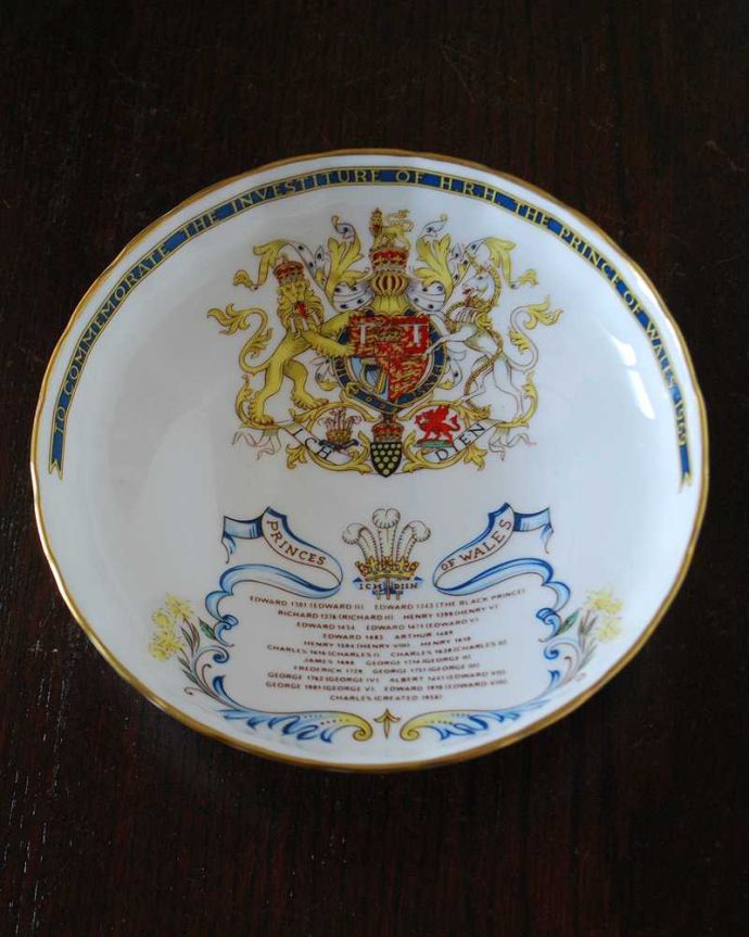 アンティーク 陶磁器の雑貨　アンティーク雑貨　イギリスの国章が美しい、エインズレイ社のアンティークミニコンポート。上から見ると美しいデザインアンティークのため、多少の欠け・傷がある場合がありますが、使用上問題はありませんので、ご了承下さい。(m-3068-z)