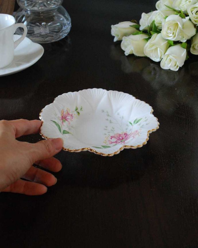 シェ―リー窯 アンティーク雑貨 シェリー窯のDaintyシェイプ×ハニーサックルのアンティークプレート(Honeysuckle) 。飾って使って楽しむアンティーク実用的に一番使いやすいサイズ。(m-3069-z)