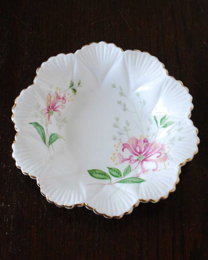 シェ―リー窯 アンティーク雑貨 シェリー窯のDaintyシェイプ×ハニーサックルのアンティークプレート(Honeysuckle) 。上から見るとこんな感じです状態のいいものだけを選んでいますが、アンティークなのでキズや欠けがある場合があります。(m-3069-z)