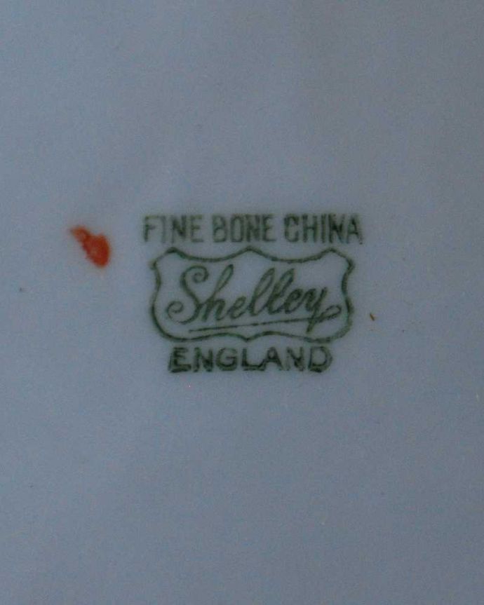 シェ―リー窯 アンティーク雑貨 シェリー窯のDaintyシェイプ×ハニーサックルのアンティークプレート(Honeysuckle) 。裏側には品質の証1945~1966年製造のシェリーのバックスタンプがあります。(m-3069-z)