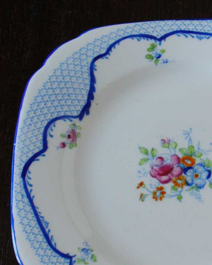 アンティーク 陶磁器の雑貨　アンティーク雑貨　ブルーのレース×お花のブーケのアンティークプレート（COLLINGWOOD）。一番使いやすいサイズのパンプレート食事の時、パンを乗せるために使われるプレートは、一番使いやすく実用的な大きさ。(m-3072-z)