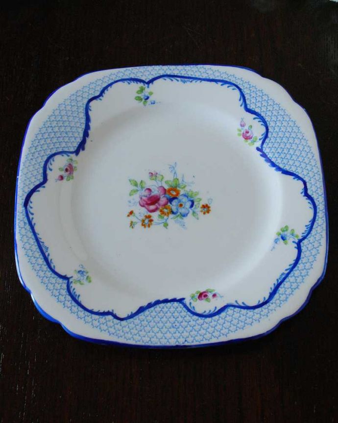 アンティーク 陶磁器の雑貨　アンティーク雑貨　ブルーのレース×お花のブーケのアンティークプレート（COLLINGWOOD）。上から見るとこんな感じです状態のいいものだけを選んでいますが、アンティークなのでキズや欠けがある場合があります。(m-3072-z)