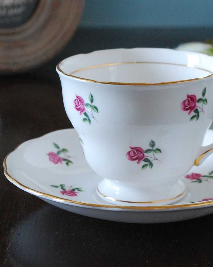 アンティーク 陶磁器の雑貨 アンティーク雑貨 英国で見つけたアンティークカップ&ソーサー、ピンクローズのColclough (コルクラフ) 。飾って使って楽しむ小さなアンティークアンティークでしか手に入れることが出来ない美しい模様のカップ&ソーサー。(m-3075-z)