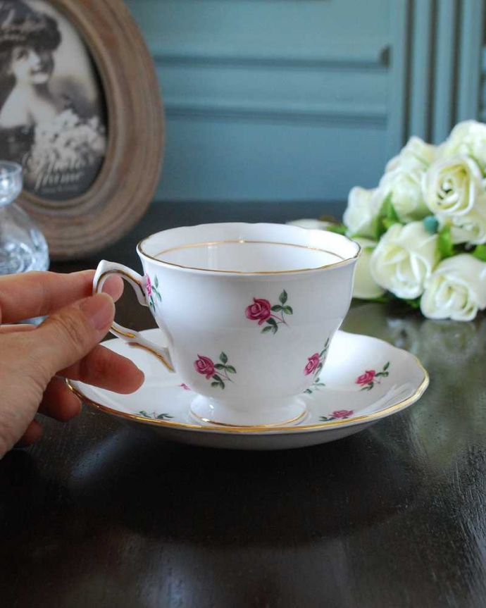 アンティーク 陶磁器の雑貨 アンティーク雑貨 英国で見つけたアンティークカップ&ソーサー、ピンクローズのColclough (コルクラフ) 。お茶の時間をもっと優雅に・・・眺めているだけじゃもったいないので、実用的に使って下さい。(m-3075-z)