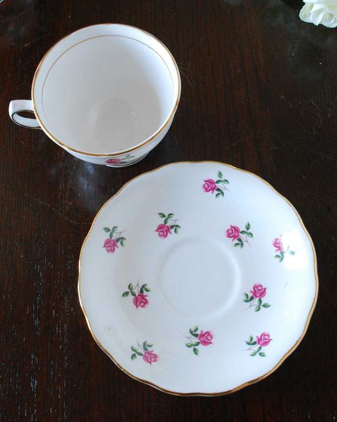 アンティーク 陶磁器の雑貨 アンティーク雑貨 英国で見つけたアンティークカップ&ソーサー、ピンクローズのColclough (コルクラフ) 。上から見るとこんな感じです状態のいいものだけを選んでいますが、アンティークなのでキズや欠けがある場合があります。(m-3075-z)