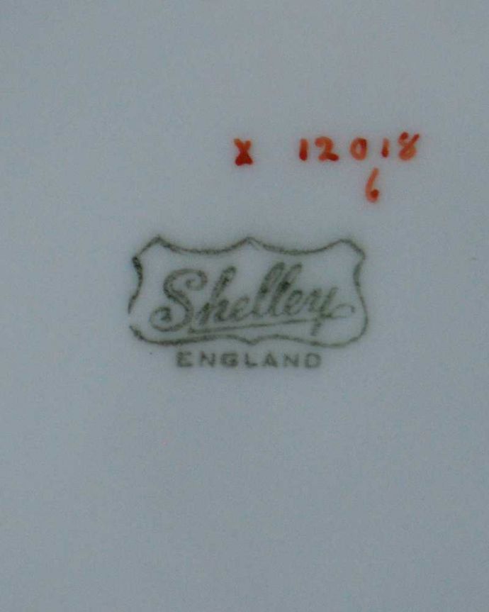 シェ―リー窯 アンティーク雑貨 ブルーの花が描かれたシェリー窯のアンティークプレート。裏側には品質の証製造メーカー保証の意味がこもった窯印、ポーセリンマークがあります。(m-3090-z)
