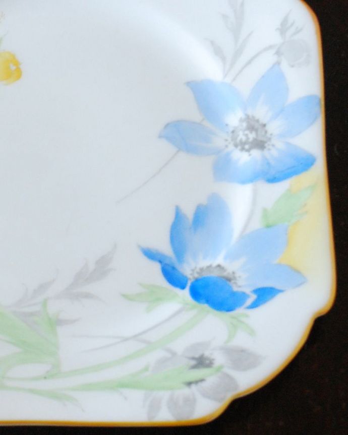 シェ―リー窯 アンティーク雑貨 ブルーの花が描かれたシェリー窯のアンティークプレート。実用的にも飾っても使える華やなアンティークのプレートお料理を盛り付けるためだけのものではなく、お客様をもてなすために観賞用の目的もあったので、アンティークのプレートは、まるで絵画のように美しい模様なんです。(m-3090-z)