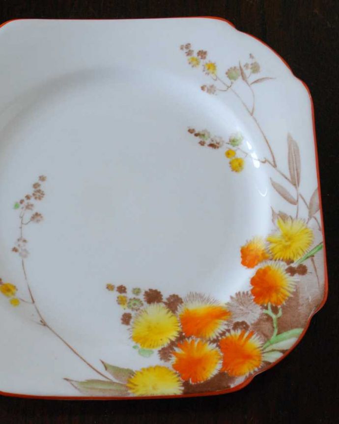 シェ―リー窯 アンティーク雑貨 アカシアの花が描かれたシェリー窯のアンティークプレート(ACACIA)。実用的にも飾っても使える華やなアンティークのプレートお料理を盛り付けるためだけのものではなく、お客様をもてなすために観賞用の目的もあったので、アンティークのプレートは、まるで絵画のように美しい模様なんです。(m-3092-z)