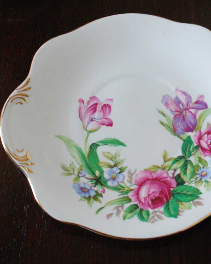 アンティーク 陶磁器の雑貨　アンティーク雑貨　ロイヤルスチュアート社、お花のブーケが美しいアンティークB＆Bプレート。ティータイムでバター付きのパンを置くための一枚Bread＆Butterプレート、通称B＆Bプレートと呼ばれるお皿。(m-3095-z)