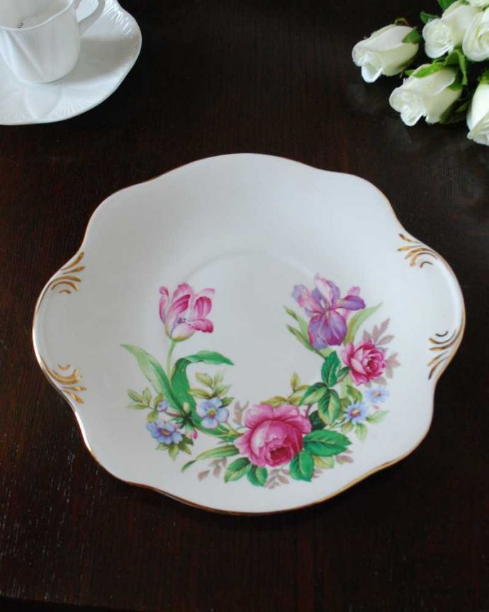 アンティーク 陶磁器の雑貨　アンティーク雑貨　ロイヤルスチュアート社、お花のブーケが美しいアンティークB＆Bプレート。上から見るとこんな感じです状態のいいものだけを選んでいますが、アンティークなのでキズや欠けがある場合があります。(m-3095-z)