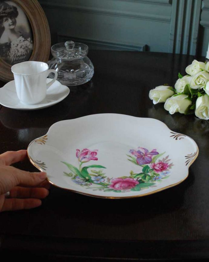 アンティーク 陶磁器の雑貨　アンティーク雑貨　ロイヤルスチュアート社、お花のブーケが美しいアンティークB＆Bプレート。現在も日常使いされるB＆Bプレートディナー皿代わりにも使える大きなサイズ。(m-3095-z)