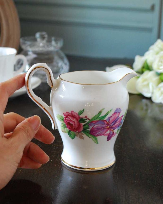 アンティーク 陶磁器の雑貨 アンティーク雑貨 お花のブーケが美しいロイヤルスチュアート社のアンティークミルクポット。自分だけの使い方で使ってみましょうたっぷりミルクが注げるように、英国のミルクピッチャーのサイズは他の国のものと比べて大きめに作られていて実用的。(m-3096-z)