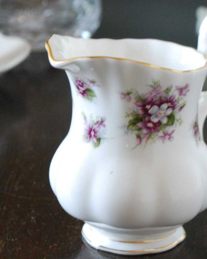 アンティーク 陶磁器の雑貨　アンティーク雑貨　ロイヤルアルバート社すみれ柄アンティークミルクポット （Sweet Violet）。お茶の時間に欠かせないミルクピッチャー紅茶を愛する英国のお茶の時間に欠かせないミルクティーのために作られた陶磁器のミルクピッチャー。(m-3100-z)
