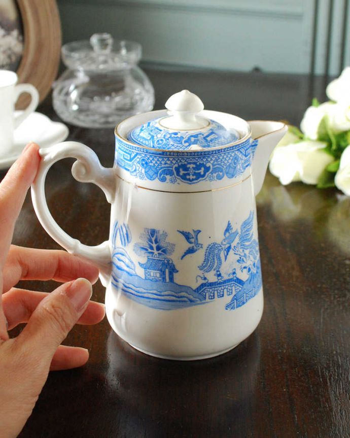 アンティーク 陶磁器の雑貨　アンティーク雑貨　英国伝統のウィローパターンが美しいアンティークのティーポット。自分だけの使い方で使ってみましょう持ち手が付いているのでフォルムも可愛いんです。(m-3118-z)