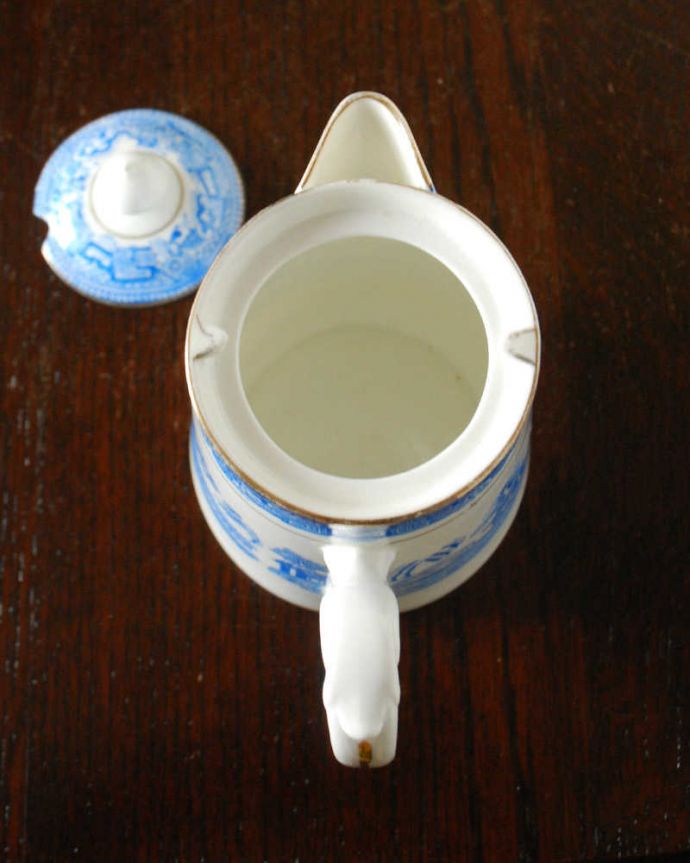 アンティーク 陶磁器の雑貨　アンティーク雑貨　英国伝統のウィローパターンが美しいアンティークのティーポット。上から見るとこんな感じです状態のいいものだけを選んでいますが、アンティークなのでキズや欠けがある場合があります。(m-3118-z)