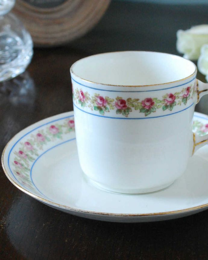 アンティーク 陶磁器の雑貨 アンティーク雑貨 ミニ薔薇が可愛い英国アンティークのカップ&ソーサー(ハロッズ)。飾って使って楽しむ小さなアンティークアンティークでしか手に入れることが出来ない美しい模様のカップ&ソーサー。(m-3126-z)