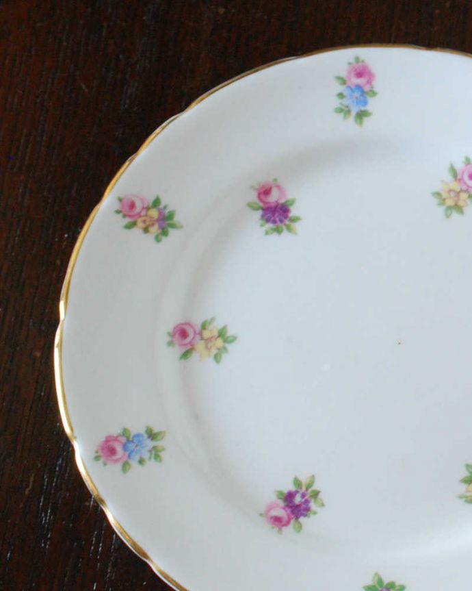 アンティーク 陶磁器の雑貨　アンティーク雑貨　英国のお花の陶磁器、サザーランドのアンティークプレート。一番使いやすいサイズのパンプレート食事の時、パンを乗せるために使われるプレートは、一番使いやすく実用的な大きさ。(m-3129-z)
