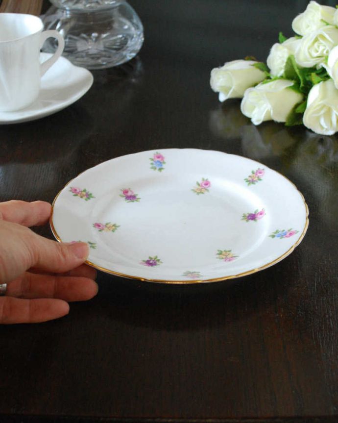 アンティーク 陶磁器の雑貨　アンティーク雑貨　英国のお花の陶磁器、サザーランドのアンティークプレート。飾って使って楽しむアンティーク実用的に一番使いやすいサイズ。(m-3129-z)