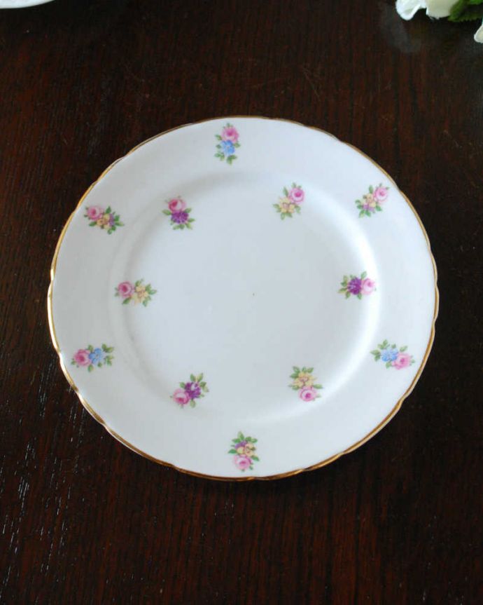 アンティーク 陶磁器の雑貨　アンティーク雑貨　英国のお花の陶磁器、サザーランドのアンティークプレート。上から見るとこんな感じです状態のいいものだけを選んでいますが、アンティークなのでキズや欠けがある場合があります。(m-3129-z)