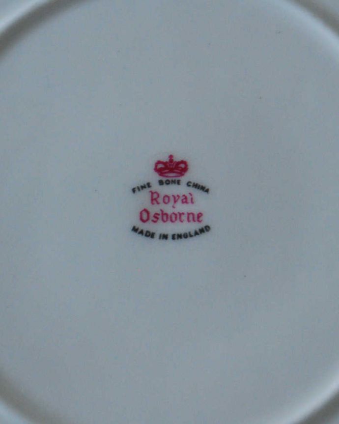 アンティーク 陶磁器の雑貨　アンティーク雑貨　ロイヤルオズボーンのミニバラのアンティークプレート（Royal Osborne）。裏側には品質の証製造メーカー保証の意味がこもった窯印、ポーセリンマークがあります。(m-3131-z)