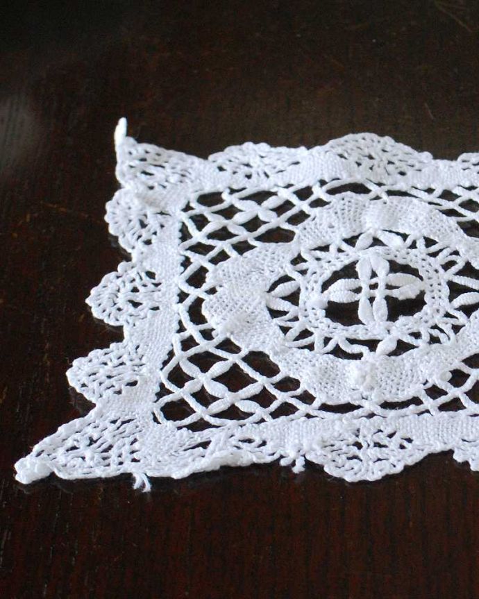 アンティーク 布製の雑貨 アンティーク雑貨 お花模様の小さなドイリーレース、フランスで見つけたアンティーク雑貨。一枚一枚手作業で丁寧に編み込まれていますハンドメイドの繊細さとあたたかさがあります。(m-3135-z)