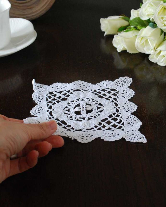 アンティーク 布製の雑貨 アンティーク雑貨 お花模様の小さなドイリーレース、フランスで見つけたアンティーク雑貨。コンディションの良いものだけを選びましたアンティークなので、多少の汚れやシミがある場合がありますが、キレイなものだけを選んできました。(m-3135-z)