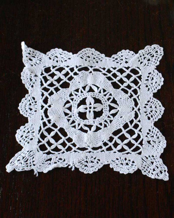 アンティーク 布製の雑貨 アンティーク雑貨 お花模様の小さなドイリーレース、フランスで見つけたアンティーク雑貨。上から見ると・・・こんな形のドイリーです。(m-3135-z)