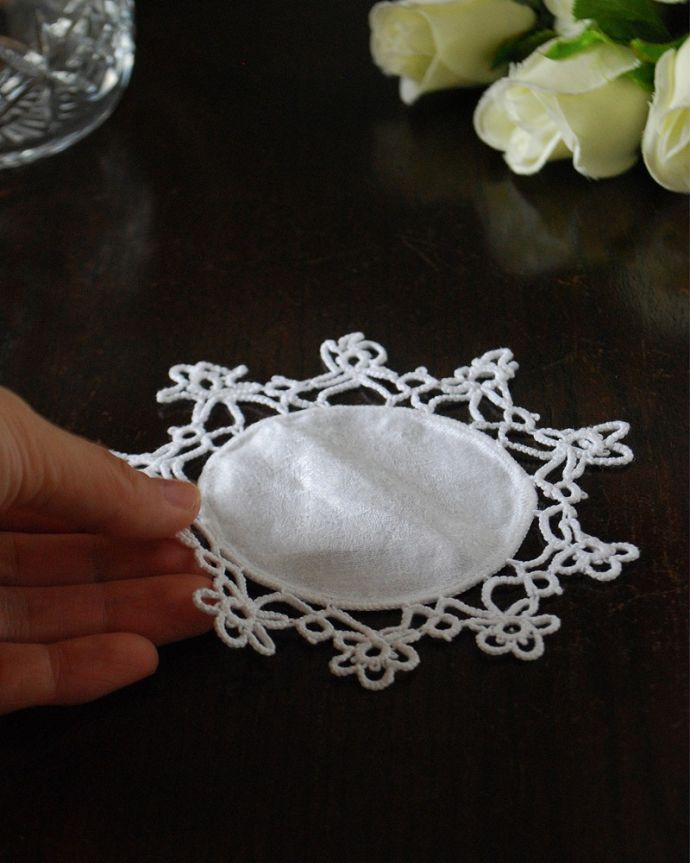 アンティーク 布製の雑貨　アンティーク雑貨　手作りのぬくもりが魅力的、フランス輸入のアンティーク ドイリー。コンディションの良いものだけを選びましたアンティークなので、多少の汚れやシミがある場合がありますが、キレイなものだけを選んできました。(m-3138-z)