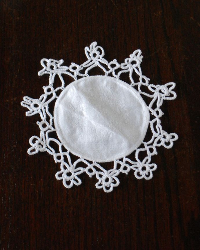 アンティーク 布製の雑貨　アンティーク雑貨　手作りのぬくもりが魅力的、フランス輸入のアンティーク ドイリー。上から見ると･･･こんな形のドイリーです。(m-3138-z)