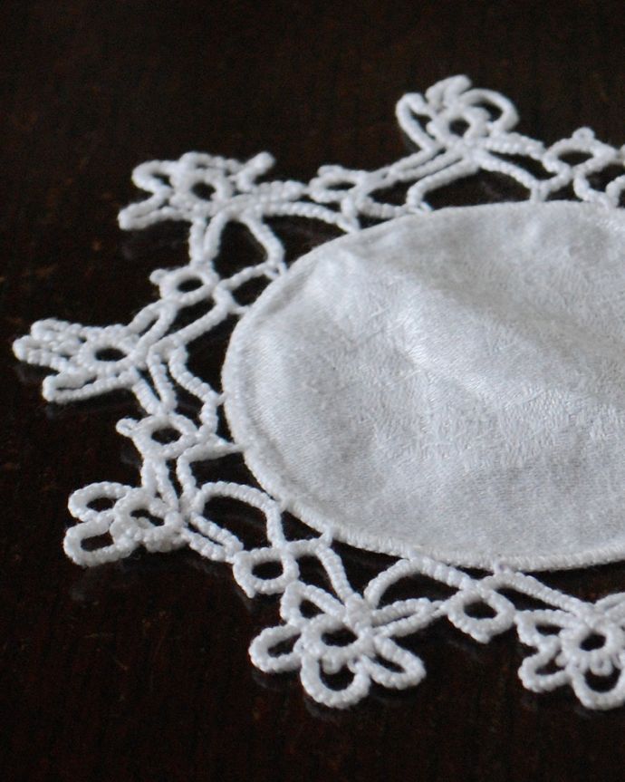 アンティーク 布製の雑貨　アンティーク雑貨　手作りのぬくもりが魅力的、フランス輸入のアンティーク ドイリー。一枚一枚手作業で丁寧に編み込まれていますハンドメイドの繊細さとあたたかさがあります。(m-3138-z)