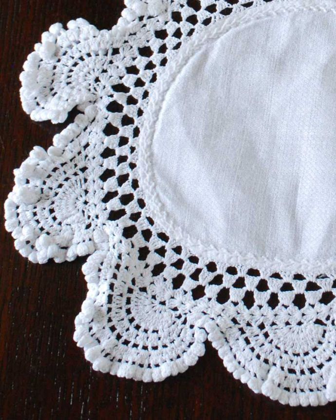 アンティーク 布製の雑貨　アンティーク雑貨　フランスで出会ったハンドメイドのアンティークドイリーレース 。一枚一枚手作業で丁寧に編み込まれていますハンドメイドの繊細さとあたたかさがあります。(m-3139-z)